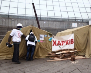 Возле Харьковской ОГА строят баррикады