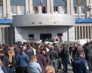 Здание СБУ в Луганске, где засели сепаратисты, отключили от воды и света