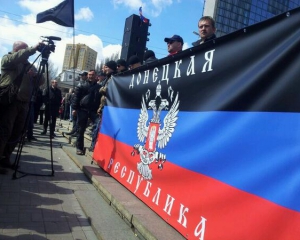 Донецькі сепаратисти очікують штурм силовиків: укріплюють барикади та палять вогнище