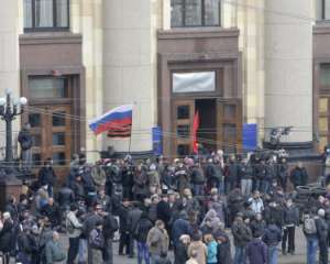 Во время штурма Харьковской ОГА милицию забросали гранатами