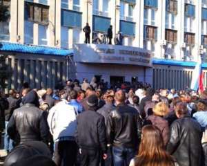 В Луганске сепаратисты заминировали здание СБУ и удерживают заложников