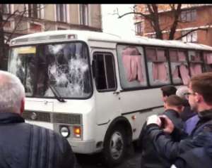 Вооруженные битами, камнями и кирпичом сепаратисты напали на автобусы с милицией в Харькове