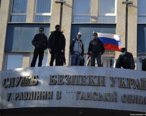 Захваченное сепаратистами здание СБУ в Луганске покидают безоружные люди