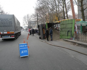 У Миколаєві вантажівка знесла  зупинку громадського транспорту