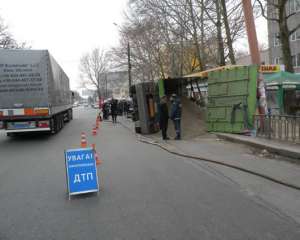 У Миколаєві вантажівка знесла  зупинку громадського транспорту