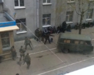 З'явилося відео, як сепаратисти захоплюють райвідділок у Слов'янську