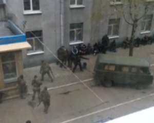 Появилось видео, как сепаратисты захватывают райотдел в Славянске