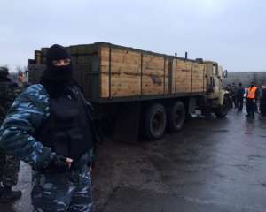 Под Славянском вооруженные сепаратисты задержали грузовик с боеприпасами