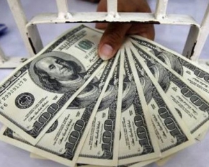 Доллар начал стремительно дешеветь