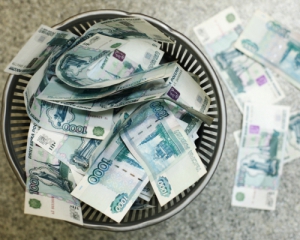 Росія намагається втримати різке падіння рубля, розпродаючи борги