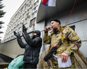 Донецкую мэрию захватили &quot;гопники&quot; из &quot;Оплота&quot;: требуют референдум