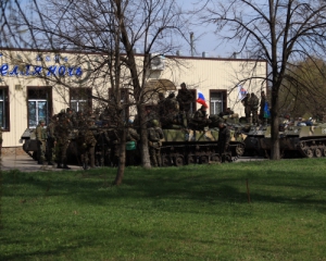 В Славянск въехали три БМП с российскими флагами