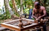 Свіжі вироби з червоного дерева і старовинні ящики - репортаж з меблевої фабрики Шрі-Ланки
