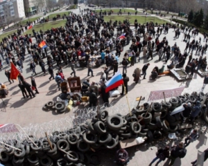 У Єнакієвому сепаратисти заблокували міськраду шинами