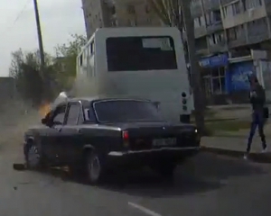 В Одессе из-за отказа тормозов &quot;Волга&quot; врезалась в маршрутку и загорелась