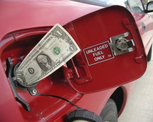 Цены на нефтепродукты скачут из-за валюты, - эксперты