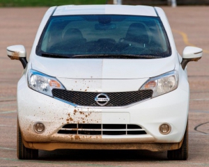 Японцы протестировали автомобильную краску, которая отталкивает грязь