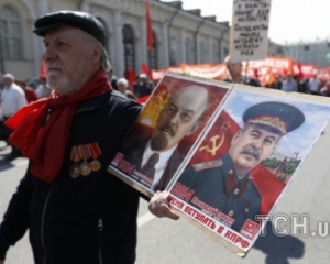 Першотравень в Москві святкували з портретами Сталіна і Путіна, прапорами СРСР і надувними танками