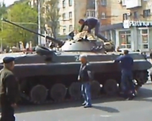 В сети появилось видео, как жители Мариуполя останавливают украинский БМП
