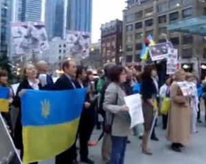 Украинцы в Торонто пикетировали концерт &quot;Виртуозов Москвы&quot;