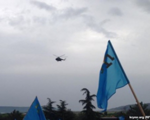 Военные вертолеты РФ заглушают траурные мероприятия крымских татар