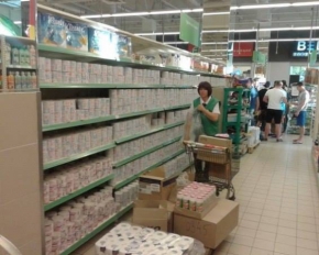 Пустые полки крымского супермаркета завалили туалетной бумагой