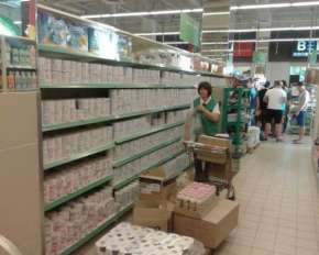Пустые полки крымского супермаркета завалили туалетной бумагой