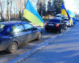 У Донецьку автоколони з українськими прапорами страйкують проти терористів