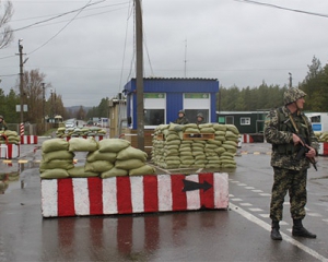 Луганських прикордонників, які відбилися від бойовиків, оточили снайпери