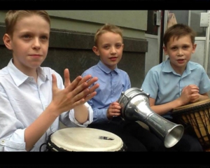 10-летние барабанщики дают концерты возле метро
