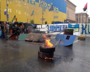 На Майдані запалили шини, активісти не хочуть розходитись