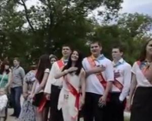 В Крыму выпускники спели гимн Украины вместо российского