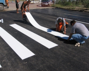 На киевских дорогах появятся появится пластиковые зебры