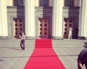 Жить по-новому: впервые журналистов не пустили в Раду на инаугурацию президента