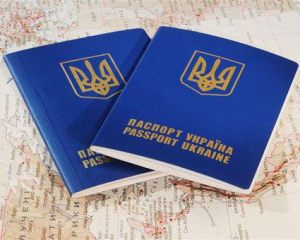 Украинцы переплачивают до 400 грн за загранпаспорт, - эксперт
