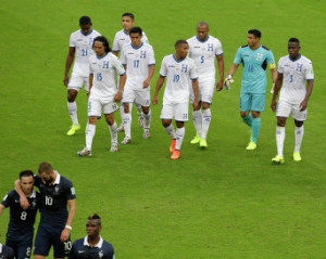 Франция и Гондурас сыграли без национальных гимнов