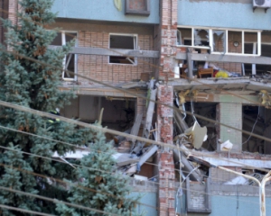 В Луганске снаряд влетел в жилой дом, жителей эвакуировали