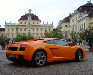 У Москві Lamborghini за 4 млн гривень протаранив вітрину ЦУМу