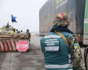 Возле пункта контроля &quot;Изварино&quot; идет бой: ранены украинские и российский пограничники