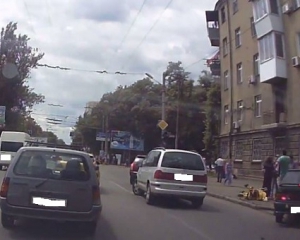 В Одессе водитель мопеда снес с дороги коляску с ребенком
