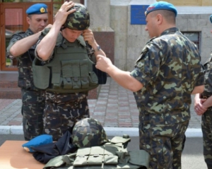 В зону АТО грузовиками привезли шлемы и бронежилеты из Львова