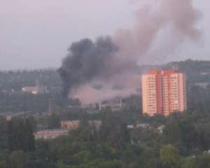 В сети появилось видео пожара в воинской части в Донецке