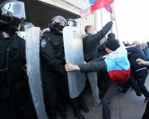 В Донецке террористы штурмуют областную милицию: есть погибшие и раненые