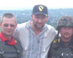 Автогонщик пел для украинских солдат под минометным обстрелом