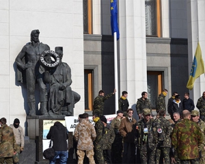 &quot;Патріоти?! На передову! А не бити дівчат під Радою&quot; - Аваков відповів активістам-мітингувальникам