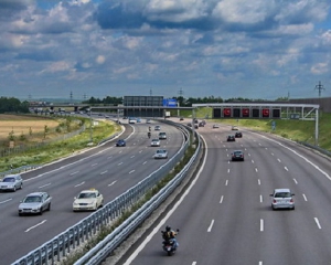 ГАИ обещает штрафовать водителей, которые двигаются в крайней левой полосе