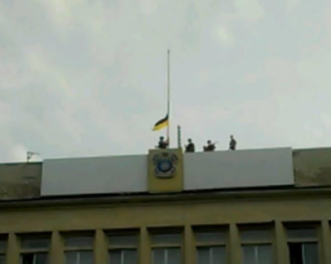 Жители Краматорска не сдерживали эмоций, когда над горсоветом был поднят украинский флаг