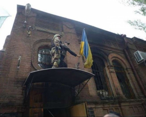 Ляшко установил украинский флаг на здании СБУ в Славянске