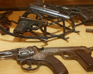 Терористи нещадно грабують військові музеї: треба хоч якась зброя