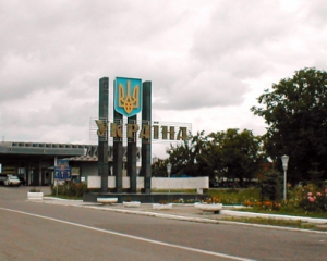 Через &quot;дырявую&quot; украинскую границу из России ежедневно идет военная техника - жители Суходольска